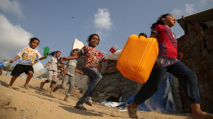Bagi Air Minum Untuk Anak-anak Palestina Palestinian children wait to fill bottles with drinking water, in a poor neighborhood in Beit Lahia in the northern Gaza Strip, on 01 September 2022.
(Photo by Majdi Fathi/NurPhoto via Getty Images)