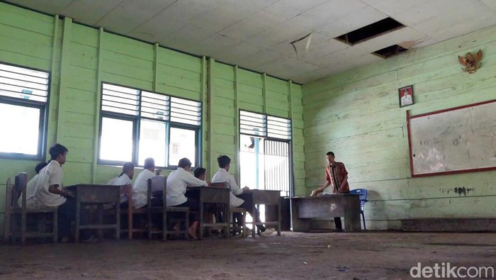 Bangunan SMP Satu Atap (Satap) di Kecamatan Tutar, Kabupaten Polewali Mandar, Sulawesi Barat (Sulbar) sudah menahun rusak parah.