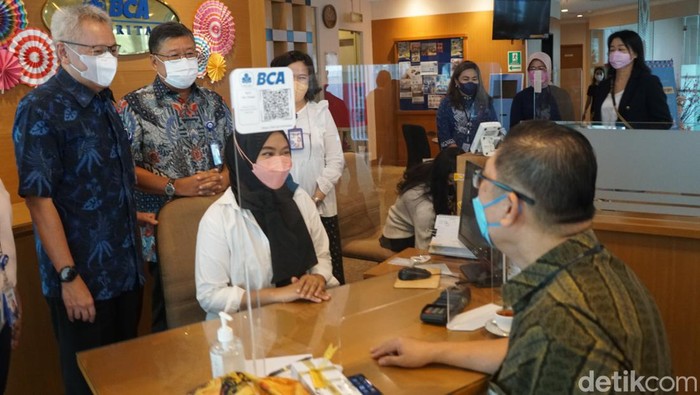 BCA Apresiasi Nasabah Jelang Hari Pelanggan Nasional Direktur BCA Subur Tan dan Rudy Susanto menyapa nasabah di BCA KCU Thamrin, Jakarta, Jumat (2/9/2022).
