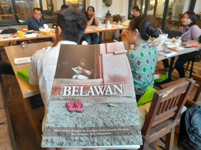 Buku berjudul Belawan, Menyelamatkan Anak dari Ancaman Putus Sekolah. Foto Nizar Aldi/detikSumut