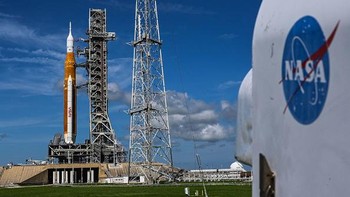 Roket bulan tak berawak dalam misi Artemis I berada di landasan peluncuran di Kennedy Space Center, Cape Canaveral, Florida, Amerika Serikat, Kamis (1/9/2022).  