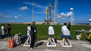 Jurnalis menyiapkan peralatan untuk merekam peristiwa bersejarah besok. Ini adalah upaya kedua NASA dalam misi ke Bulan, lantaran SLS gagal meluncur akibat masalah pada mesin, Senin (29/9) lalu.