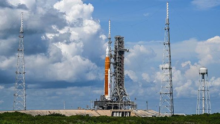 The Artemis I rocket sits on the launch pad at the Kennedy Space Center in Cape Canaveral, Florida, on September 1, 2022. - NASA will make a second attempt to launch its powerful new Moon rocket on September 3, after scrubbing a test flight earlier in the week. The highly anticipated uncrewed mission will bring the US a step closer to returning astronauts to the Moon five decades after humans last walked on the lunar surface. (Photo by CHANDAN KHANNA / AFP) (Photo by CHANDAN KHANNA/AFP via Getty Images)