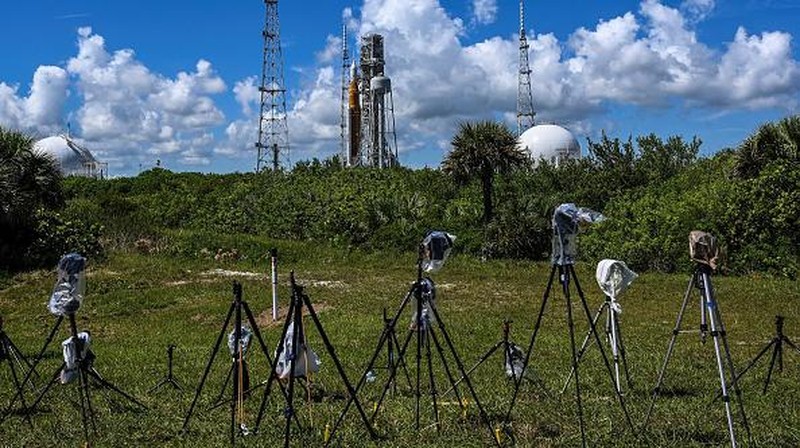 The Artemis I rocket sits on the launch pad at the Kennedy Space Center in Cape Canaveral, Florida, on September 1, 2022. - NASA will make a second attempt to launch its powerful new Moon rocket on September 3, after scrubbing a test flight earlier in the week. The highly anticipated uncrewed mission will bring the US a step closer to returning astronauts to the Moon five decades after humans last walked on the lunar surface. (Photo by CHANDAN KHANNA / AFP) (Photo by CHANDAN KHANNA/AFP via Getty Images)