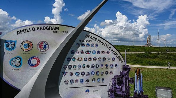 Besok, Roket Baru NASA Ini Bakal Meluncur ke Bulan The Artemis I rocket sits on the launch pad at the Kennedy Space Center in Cape Canaveral, Florida, on September 1, 2022. - NASA will make a second attempt to launch its powerful new Moon rocket on September 3, after scrubbing a test flight earlier in the week. The highly anticipated uncrewed mission will bring the US a step closer to returning astronauts to the Moon five decades after humans last walked on the lunar surface. (Photo by CHANDAN KHANNA / AFP) (Photo by CHANDAN KHANNA/AFP via Getty Images)