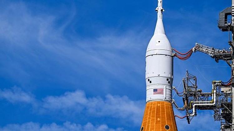 Besok, Roket Baru NASA Ini Bakal Meluncur ke Bulan The Artemis I rocket sits on the launch pad at the Kennedy Space Center in Cape Canaveral, Florida, on September 1, 2022. - NASA will make a second attempt to launch its powerful new Moon rocket on September 3, after scrubbing a test flight earlier in the week. The highly anticipated uncrewed mission will bring the US a step closer to returning astronauts to the Moon five decades after humans last walked on the lunar surface. (Photo by CHANDAN KHANNA / AFP) (Photo by CHANDAN KHANNA/AFP via Getty Images)