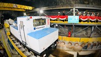 Presiden Jokowi bersama rombongan melanjutkan perjalanan menuju Grasberg Block Cave (GBC) menggunakan kereta khusus dengan menempuh jarak 400 meter. Setelah turun dari kereta, Presiden kemudian berjalan kaki menuju GBC Unloading Station untuk menyaksikan proses bongkar muat hasil tambang dari kereta listrik tanpa awak. 