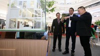 Marketing Director PT Agung Podomoro Land Tbk Agung Wirajaya, Chief Marketing Officer Bukit Podomoro Jakarta Zaldy Wihardja, dan President Director Era Indonesia Darmadi Darmawangsa, saat meninjau maket unit Bukit Podomoro Jakarta usai webinar Dunia Properti, Pulih Cepat, Bangkit Lebih Kuat sekaligus Grand Launching Celebration penjualan tahap II dan peluncuran unit Luxury Super Premium di Senayan City.