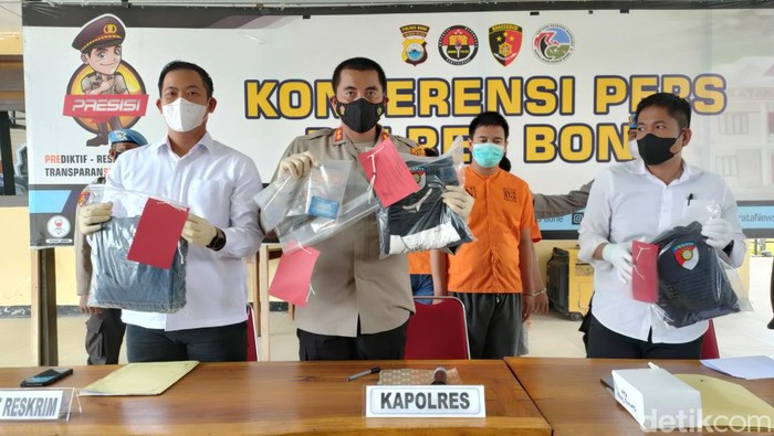 Kapolres Bone AKBP Ardyansyah merilis kasus pembobolan ATM di SPBU Cabalu Bone Jumat (2/9/2022).