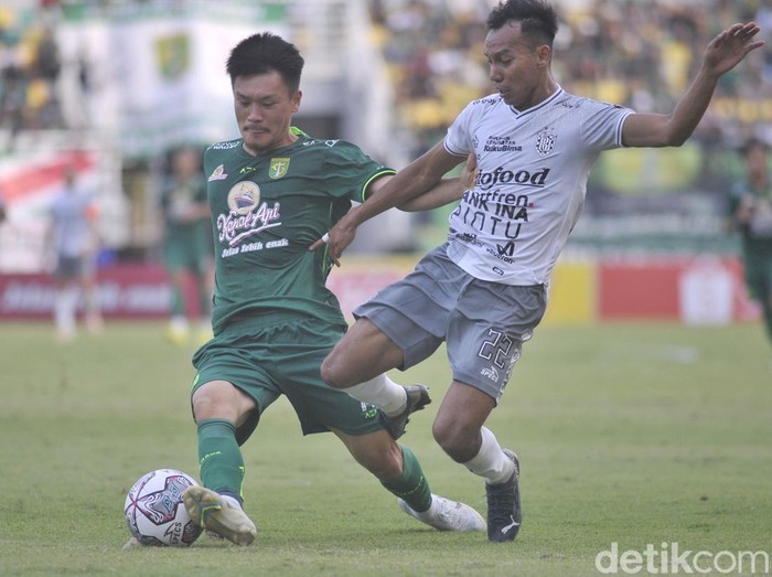 Persebaya menjamu Bali United dalam laga Liga 1 pekan kedelapan, Jumat (2/9/2022) sore. Dalam laga tersebut, Persebaya tampil dengan suntikan semangat dari ribuan Bonek.