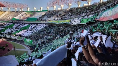 Hijau Putih Koreo Bonek Saat Dukung Persebaya