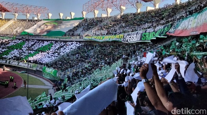 Persebaya menjamu Bali United dalam laga Liga 1 pekan kedelapan, Jumat (2/9/2022) sore. Dalam laga tersebut, Persebaya tampil dengan suntikan semangat dari ribuan Bonek.