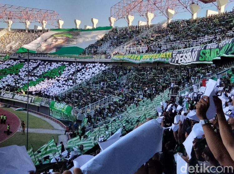 Hijau Putih Koreo Bonek Saat Dukung Persebaya