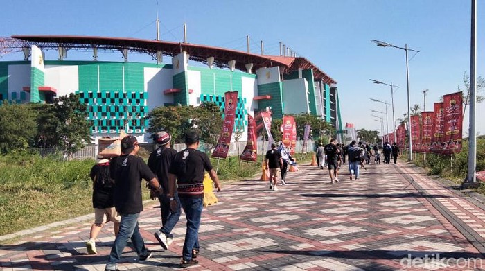 Bonek di GBT Persebaya menjamu Bali United dalam laga Liga 1 pekan kedelapan, Jumat (2/9/2022) sore. Dalam laga tersebut, Persebaya tampil dengan suntikan semangat dari ribuan Bonek.