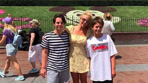 Britney Spears bersama dua anaknya Preston dan Jayden