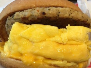 Jumbo! Burger McDonalds Ini Isiannya Telur Orak-arik yang Melimpah