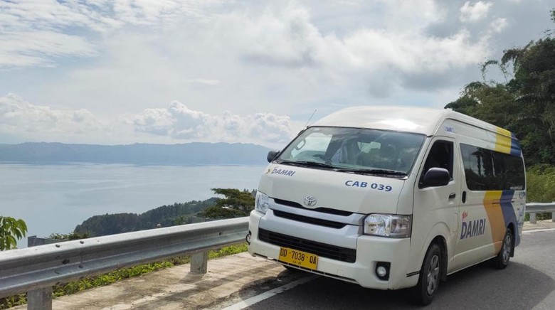Bus Damri Danau Toba Bus Damri di Danau Toba