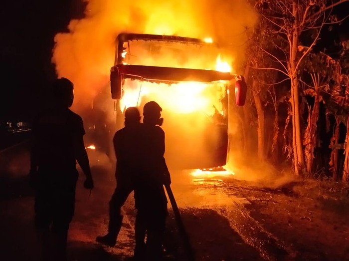 bus penumpang jurusan Bali terbakar di situbondo
