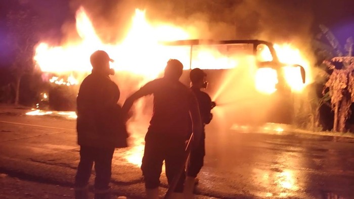 bus penumpang jurusan Bali terbakar di situbondo
