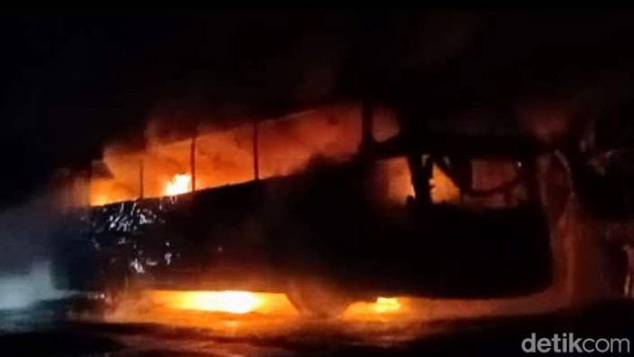 Bus PO Gunung Harta ludes terbakar di Situbondo