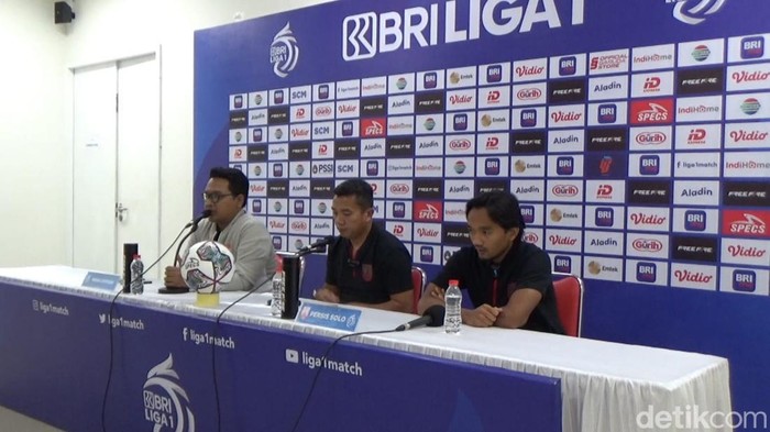 Caretaker Persis Solo Rasiman (tengah), Gelandang Persis Solo, Taufiq Febriyanto (kanan), saat konferensi pers di Stadion Manahan Solo, Jumat (2/9/2022).