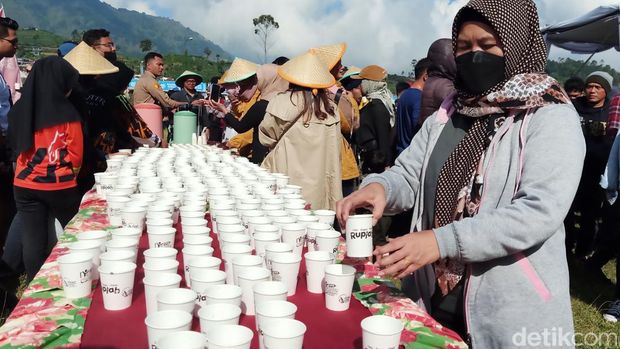 Rekor Muri minum Purwaceng bersama di lapangan Arjuna Dieng, Jumat (2/9/2022).