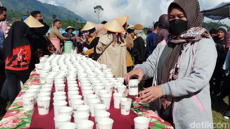 dieng culture festival Rekor Muri minum Purwaceng bersama di lapangan Arjuna Dieng, Jumat (2/9/2022).