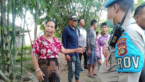 Polisi dan warga di lokasi kejadian pelajar SD tenggelam di Sungai Samblong, Jembrana, Jumat (2/9/2022).