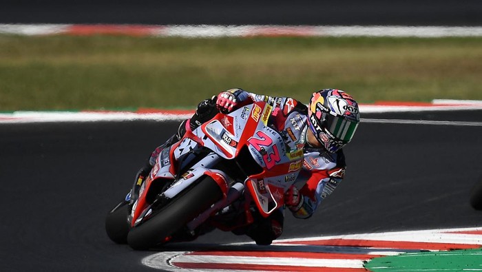 Ducati Gresini Racings Italian rider Enea Bastianini rides his motorbike during a free practice session of the San Marino MotoGP Grand Prix at the Misano World Circuit Marco-Simoncelli in Misano Adriatico on September 2, 2022. (Photo by Filippo MONTEFORTE / AFP) (Photo by FILIPPO MONTEFORTE/AFP via Getty Images)