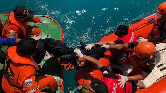 Evakuasi diduga korban ABK KM Teman Niaga yang tenggelam di Selat Makassar