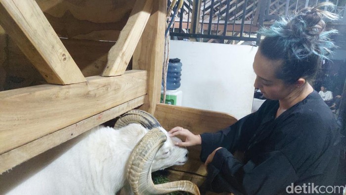 Fabiola Elizabeth, bule Jerman yang cinta budaya Sunda.