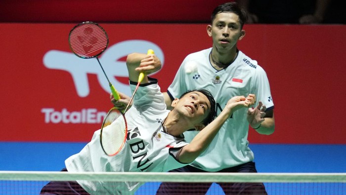 TOKYO, JAPAN - AUGUST 27: Fajar Alfian (R) and Muhammad Rian Ardianto of Indonesia celebrate the victory in the Mens Doubles Semi Finals match against Mohammad Ahsan and Hendra Setiawan of Indonesia on day six of the BWF World Championships at Tokyo Metropolitan Gymnasium on August 27, 2022 in Tokyo, Japan. (Photo by Toru Hanai/Getty Images)