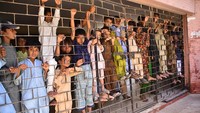 Anak-anak korban banjir Pakistan terlihat di kamp bantuan setelah evakuasi mereka dari daerah yang dilanda banjir di Hyderabad, provinsi Sindh selatan, Pakistan, Rabu (31/8/2022). (Shakeel Ahmed/Getty Images)  