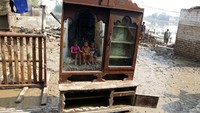 Anak-anak tercermin dalam cermin di dekat rumah mereka yang terkena banjir, di Charsadda, Pakistan, Rabu (31/8/2022). Selain menghancurkan bangunan, banjir bandang juga menewaskan 1.191 orang. Dari jumlah itu, 380 korban masih anak-anak. (AP Photo/Mohammad Sajjad)  