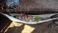 Seorang anak tidur di ayunan gantung dalam rumahnya yang hancur di Charsadda, Pakistan, Kamis (1/9/2022). Tak hanya rumah yang hancur, wabah penyakit yang ditularkan melalui air mengintai anak-anak ini. (AP Photo/Mohammad Sajjad)  