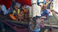 Sebuah keluarga yang terkena dampak banjir mengungsi di distrik Shikarpur di Provinsi Sindh, Pakistan, Kamis (1/9/2022). Anak-anak di Pakistan harus bertahan hidup di tengah kesulitan setelah terjangan banjir. (AP Photo/Fareed Khan)  