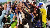 Anak-anak berebut bantuan makanan yang dibagikan relawan di sebuah kamp darurat di Sukkur, provinsi Sindh, Pakistan, Kamis (1/9/2022). Anak-anak harus ikut berebut bantuan bahan pokok untuk kebutuhan mereka dan keluarganya. (Asif Hassan/AFP/Getty Images)  