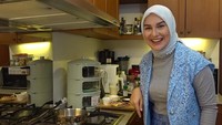 Setelah menikah dengan Ammar Zoni, Irish Bella kini lebih fokus mengurus anaknya di rumah. Memanfaatkan waktunya di rumah, Irish Bella rutin belajar memasak. Foto: YouTube/Aish TV