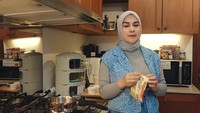 Memanfaatkan area dapur di rumahnya, ada banyak sekali peralatan masak yang dikoleksi oleh Irish Bella. Walaupun tak terlalu besar tetapi desain dapur di rumahnya begitu estetik. Foto: YouTube/Aish TV