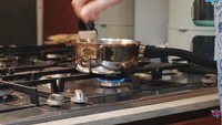 Irish Bella memasak dengan kompor gas yang ukurannya besar. Bahkan jika dihitung, ada sekitar 6 tungku yang bisa dipakai secara bersamaan pada kompornya. Foto: YouTube/Aish TV