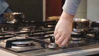 Tepat di bagian depan kompornya, ada cermin berukuran lebar yang dipasang. Cermin ini berfungsi untuk membuat ruangan terlihat lebih luas dan percikan minyak bekas memasak lebih mudah dibersihkan. Foto: YouTube/Aish TV