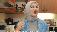Kabinet dapurnya dipilih berbahan kayu dengan warna cokelat. Kabinet kayu ini membuat suasana dapur di rumah Irish Bella menjadi lebih alami. Foto: YouTube/Aish TV