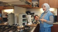 Berbagai peralatan memasak disusun langsung di atas meja dapurnya. Mulai dari rak penyimpanan makanan, blender bahkan hingga air fryer yang cukup besar. Foto: YouTube/Aish TV