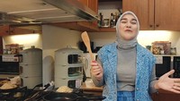 Irish Bella juga lebih menyukai berbagai peralatan berbahan kayu. Salah satunya seperti spatula untuk memasak yang dipegangnya, dipilih yang berbahan kayu. Foto: YouTube/Aish TV