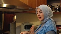 Untuk bumbu masak, Irish Bella menyiapkan tempat tersendiri di bagian kabinet dapur atasnya. Ada sudut yang sengaja dibiarkan terbuka untuk menyimpan bahan-bahan seperti kecap, penyedap dan yang lainnya. Foto: YouTube/Aish TV