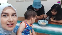 Berbeda dengan dapur di rumah selebriti yang lain, Irish Bella memisahkan ruang dapur dan ruang makannya. Tetapi nuansa kayu di ruang makannya masih disesuaikan dengan dapurnya. Foto: YouTube/Aish TV