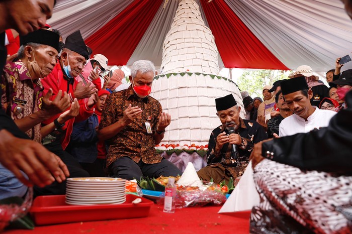 Ganjar Pranowo menghadiri tasyakuran pembangunan jalan hasil bantuan Pemprov Jateng di Desa Pesanggrahan, Kabupaten Cilacap.