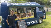 Sutradara berusia 48 tahun ini mengaku bahwa lokasi syuting merupakan kantornya. Ini posenya saat berada di salah satu lokasi syuting, di depan food truck berisi ayam bakar hingga kopi. Foto: Site News
