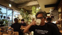  Saat berada di Osaka, ia sempat mampir ke salah satu gerai kafe lokal untuk menikmati kopi di tengah liburannya di Jepang. Foto: Site News