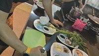 Nah, kalau ini momen seru Andi ikut kelas memasak, belajar membuat hidangan Thailand autentik. Saat dirinya tengah berkunjung ke Bangkok, Thailand. Foto: Site News